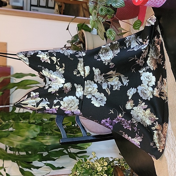 Dresses & Skirts - Black and gold dress